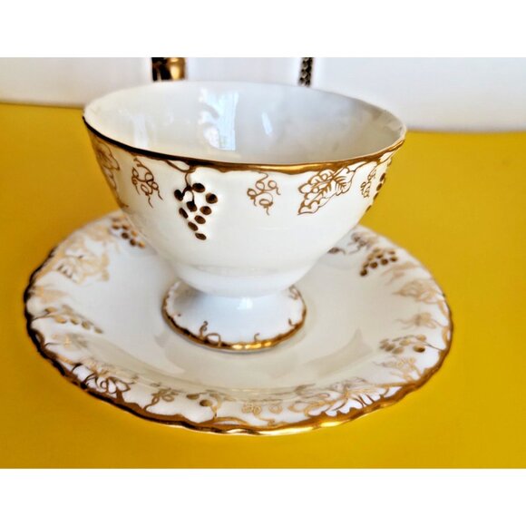 Royal Crown Derby Tea Cup & Saucer Set "Vine" Pattern Gold Gild raised - Picture 4 of 10